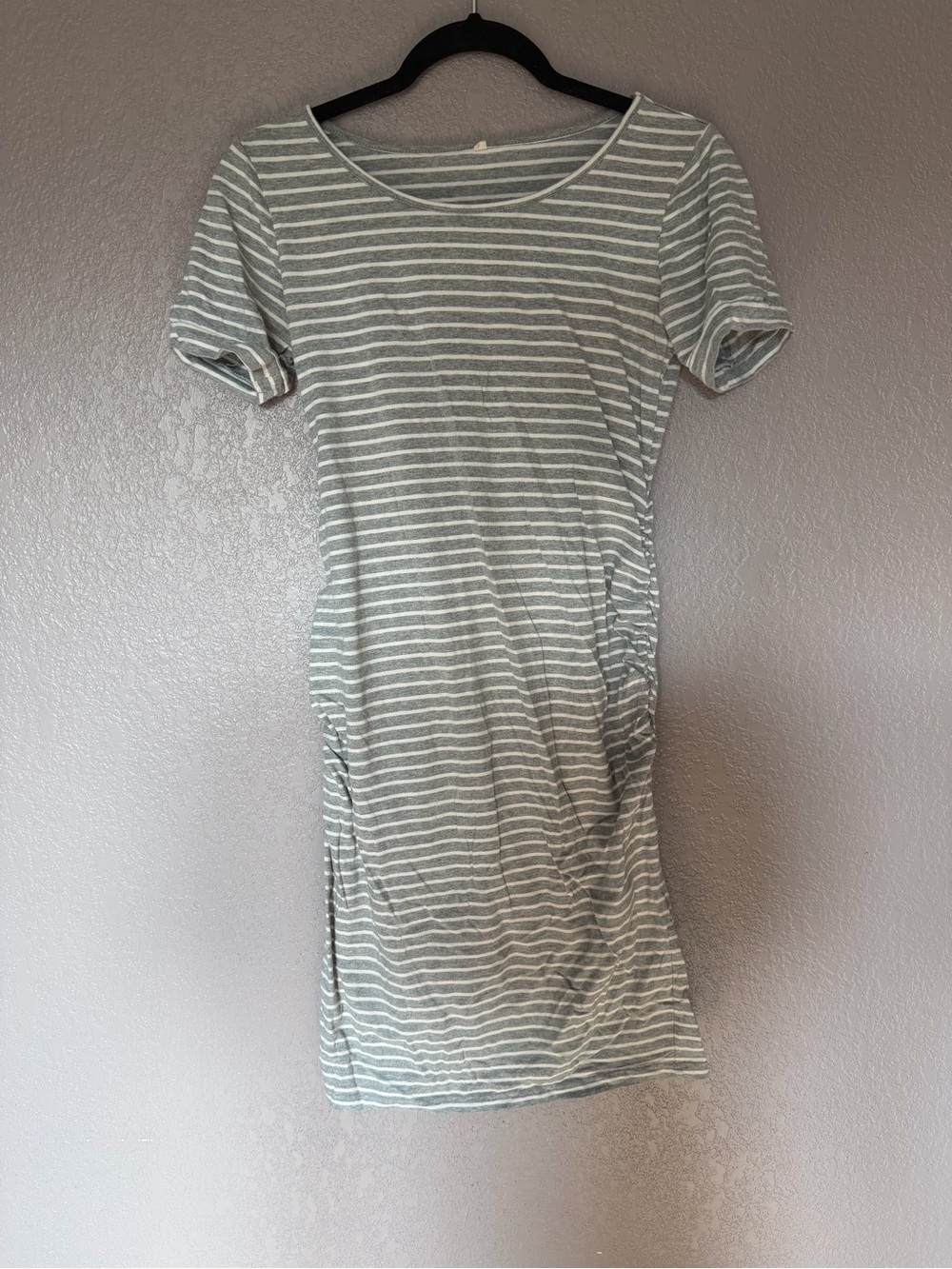 Casual Short-Sleeve Striped Scoop Neck Dress in Gray & White Maturinity
